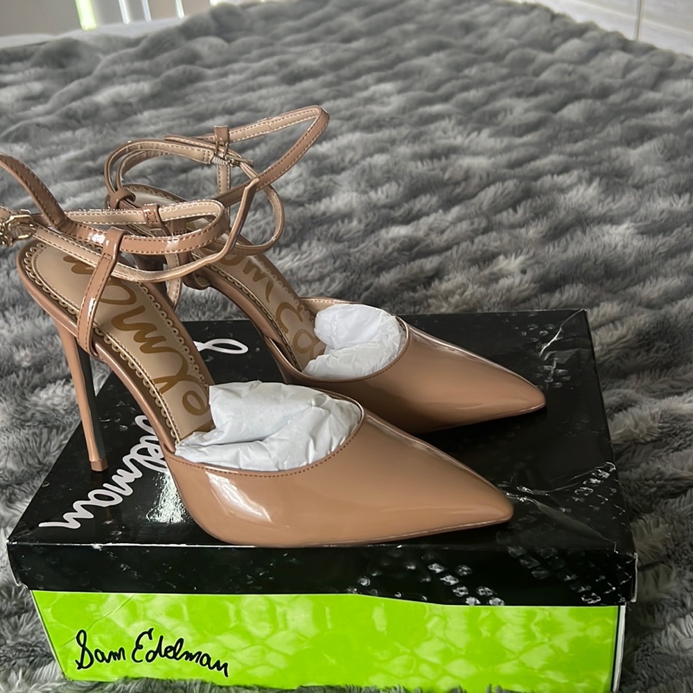 Patent nude pumps